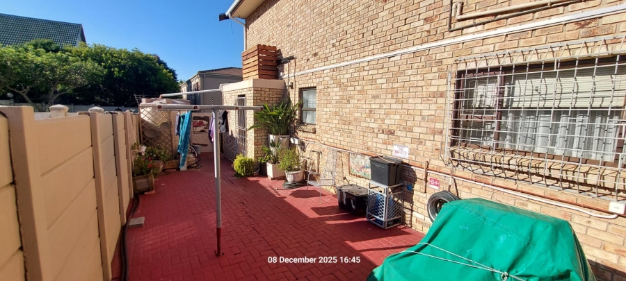 6 Bedroom Property for Sale in Wavecrest Eastern Cape